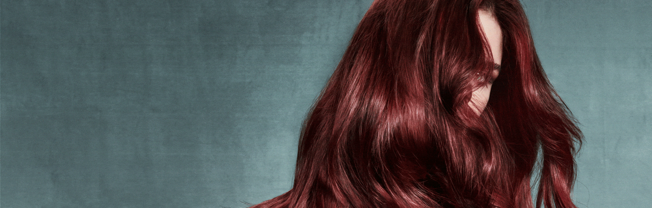 Obtenez des cheveux radieux et plus sains à chaque coloration. Longue tenue, jusqu’à 3 fois plus lisses et 5 fois plus brillants.*